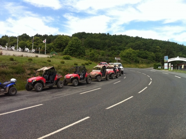  四轮驱动车和越野车徒步旅行和驾驶